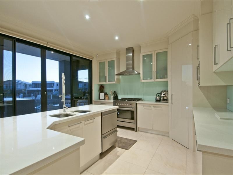 37 South Quay Drive, Biggera Waters QLD 4216
