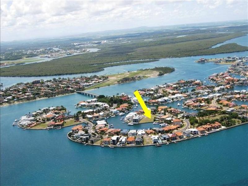 12 Queen Guineveres Place, Sovereign Islands QLD 4216