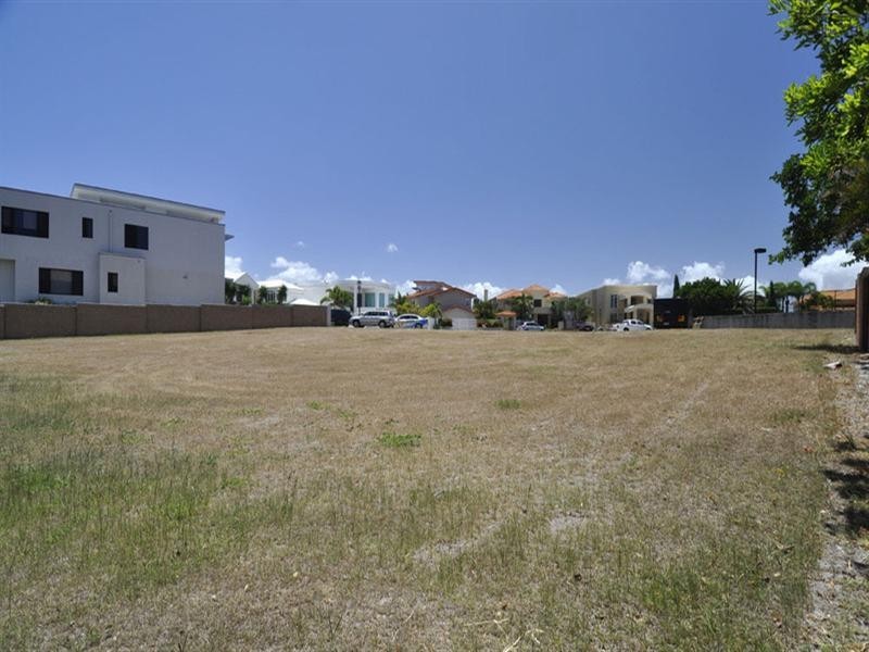 12 Queen Guineveres Place, Sovereign Islands QLD 4216