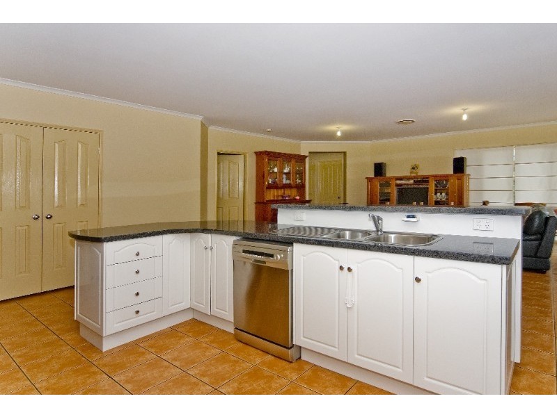 2 Midhurst Court, Arundel QLD 4214