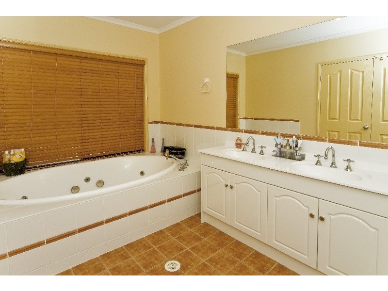 2 Midhurst Court, Arundel QLD 4214