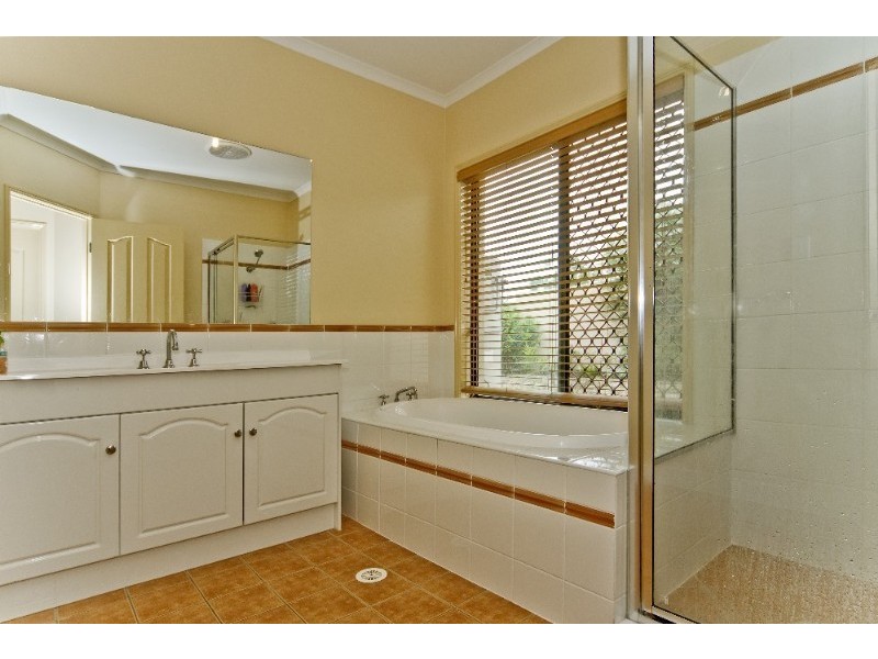 2 Midhurst Court, Arundel QLD 4214