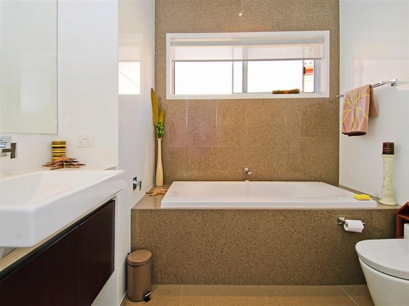 28 King Arthurs Court, Sovereign Islands QLD 4216