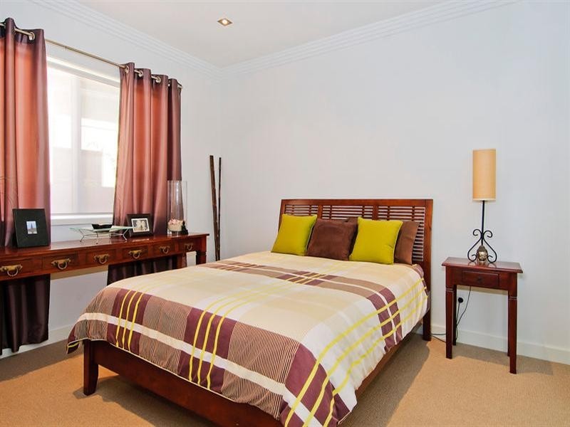 28 King Arthurs Court, Sovereign Islands QLD 4216