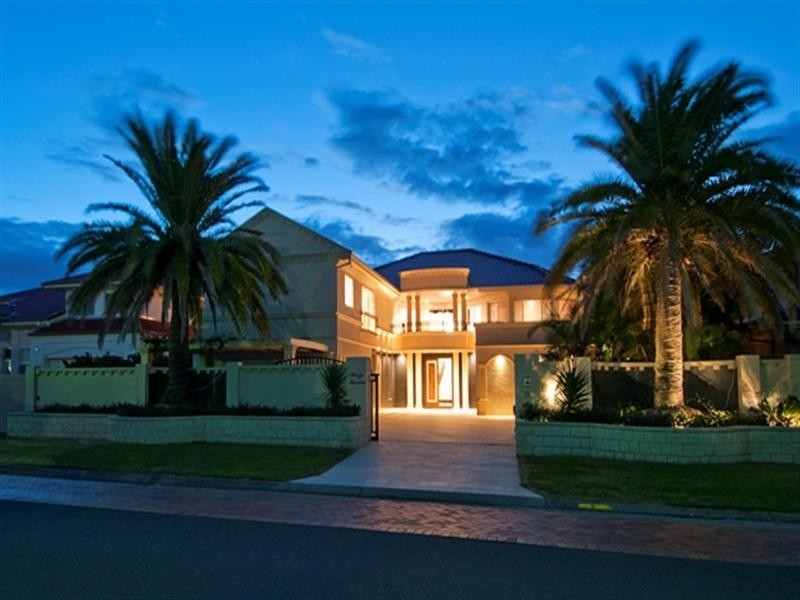 8 The Sovereign Mile, Sovereign Islands QLD 4216