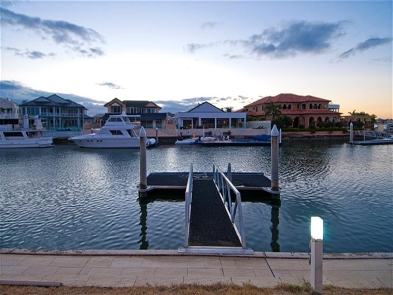 8 The Sovereign Mile, Sovereign Islands QLD 4216