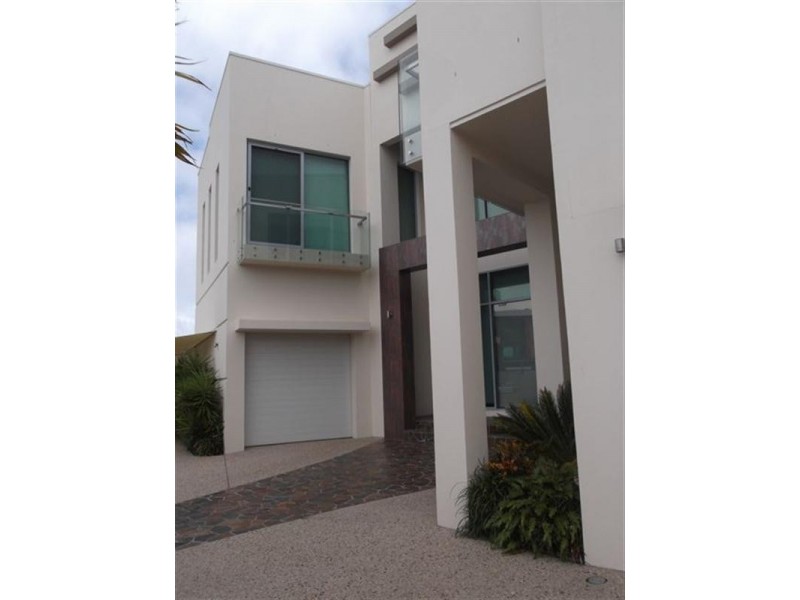 33 Royal Albert Crescent, Sovereign Islands QLD 4216