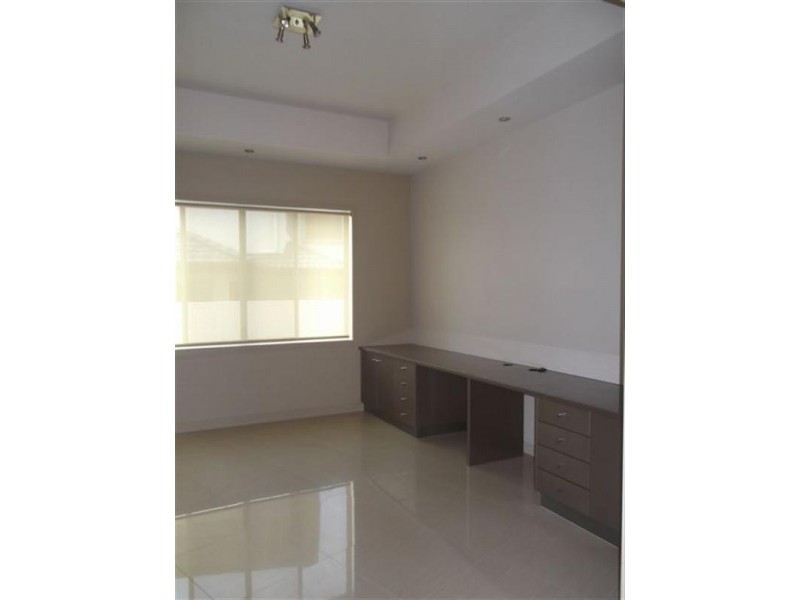 33 Royal Albert Crescent, Sovereign Islands QLD 4216