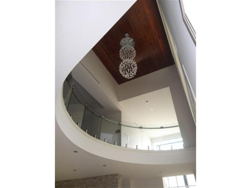 33 Royal Albert Crescent, Sovereign Islands QLD 4216