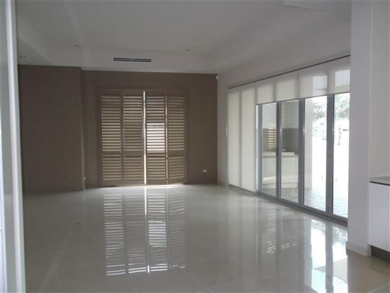 33 Royal Albert Crescent, Sovereign Islands QLD 4216