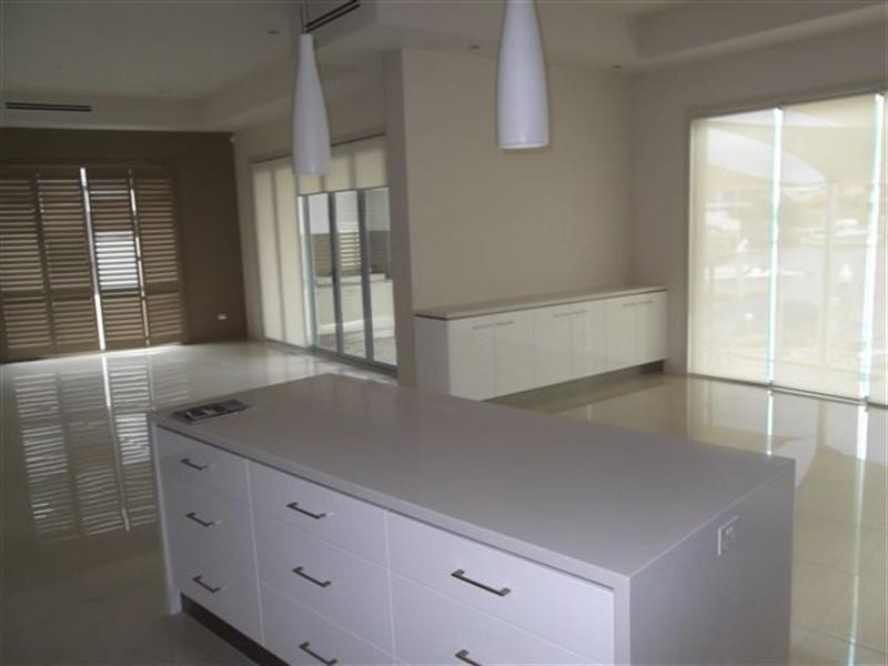 33 Royal Albert Crescent, Sovereign Islands QLD 4216