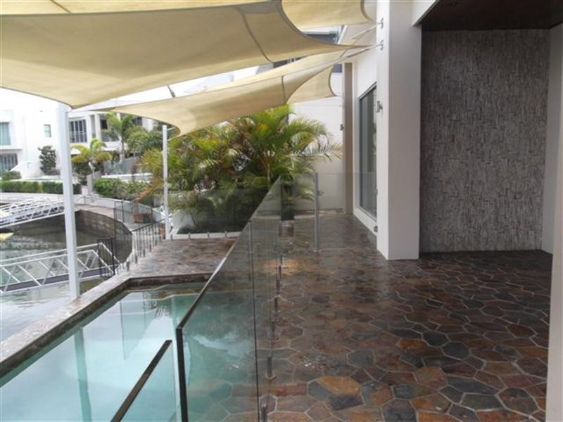 33 Royal Albert Crescent, Sovereign Islands QLD 4216