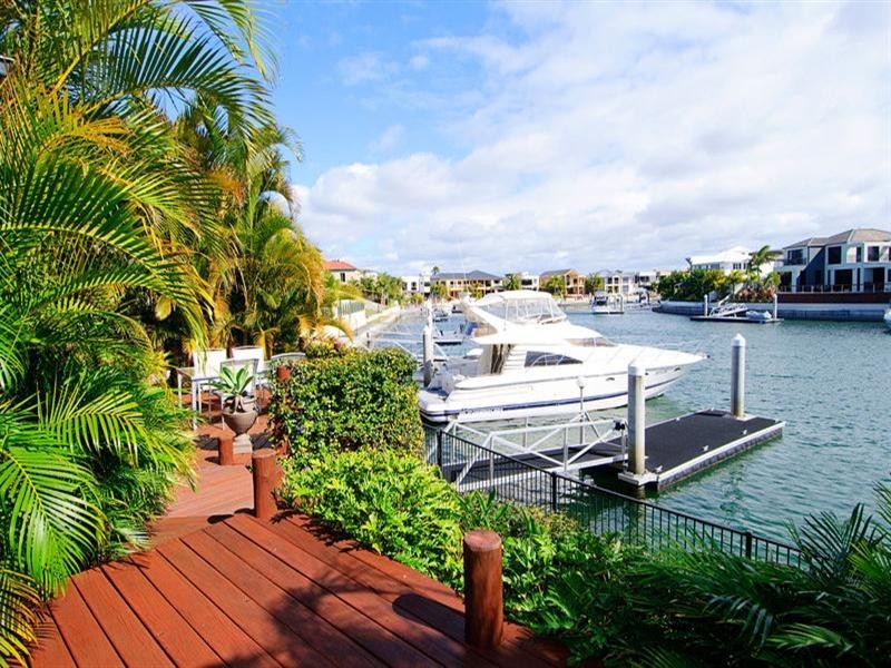 17 King Charles Drive, Sovereign Islands QLD 4216