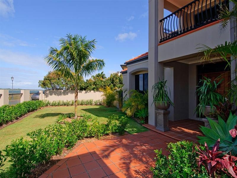 17 King Charles Drive, Sovereign Islands QLD 4216