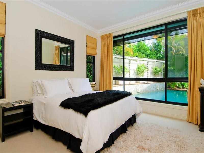 17 King Charles Drive, Sovereign Islands QLD 4216