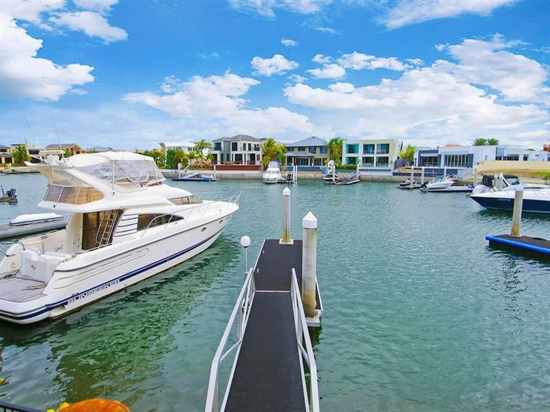 17 King Charles Drive, Sovereign Islands QLD 4216