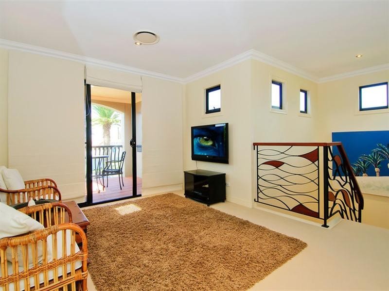 17 King Charles Drive, Sovereign Islands QLD 4216