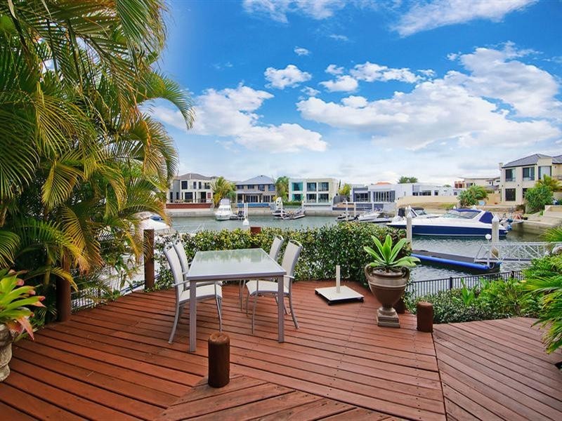 17 King Charles Drive, Sovereign Islands QLD 4216