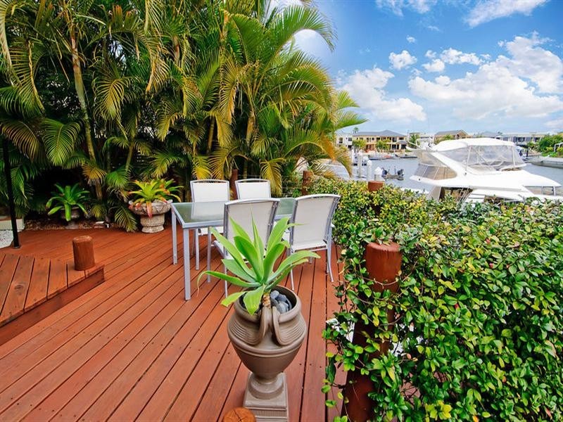 17 King Charles Drive, Sovereign Islands QLD 4216