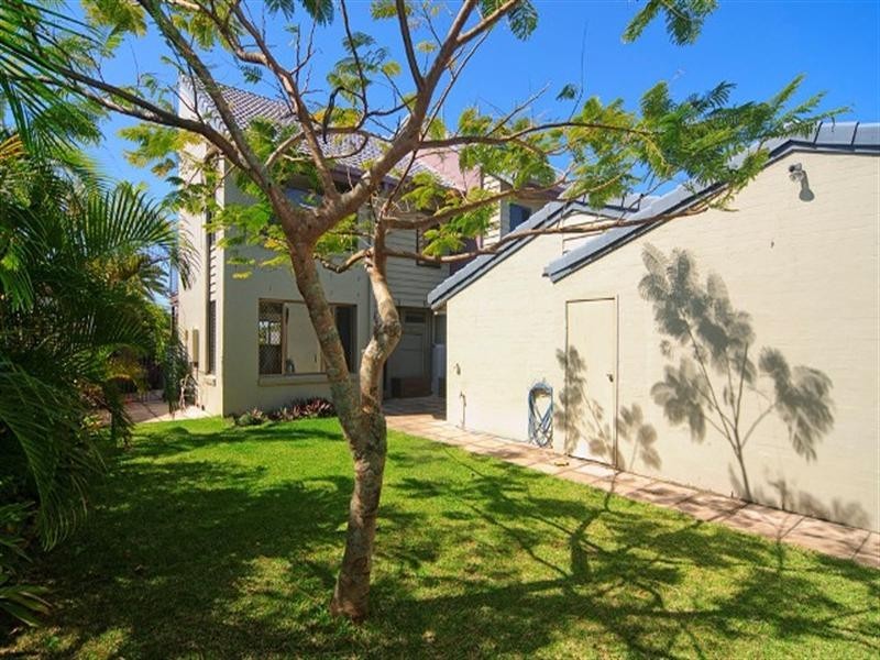 1 and 2/21 Markham Avenue, Runaway Bay QLD 4216