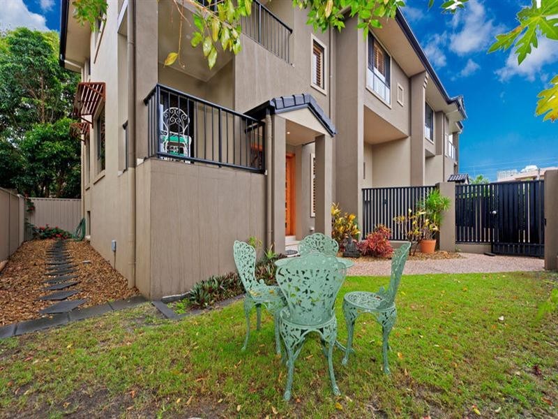 2/1 Oleander Avenue, Biggera Waters QLD 4216