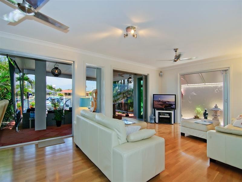 2/8 Markham Avenue, Runaway Bay QLD 4216