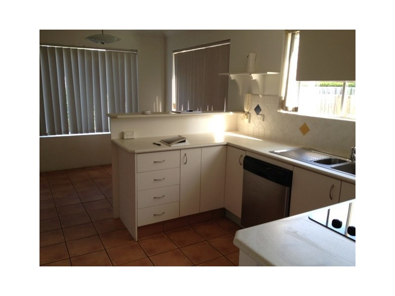 1/216 Marine Parade, Labrador QLD 4215