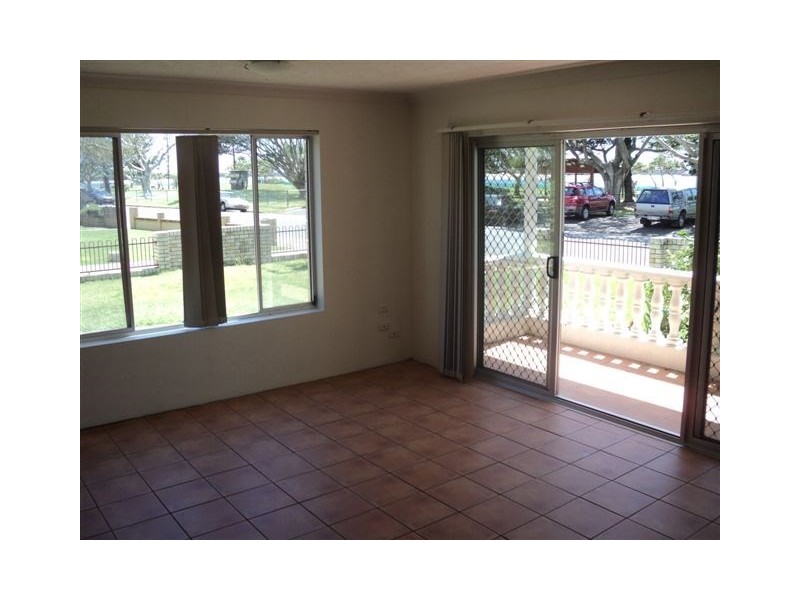 1/216 Marine Parade, Labrador QLD 4215