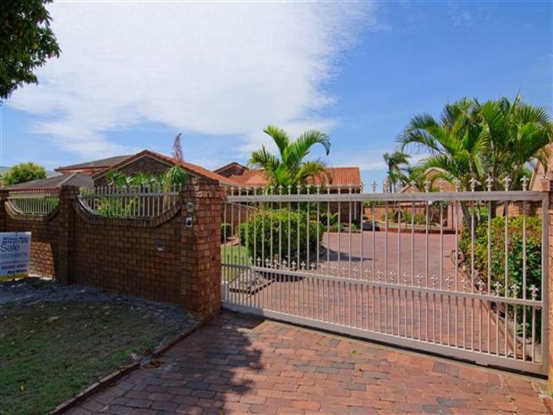 42 Pebble Beach Drive, Runaway Bay QLD 4216