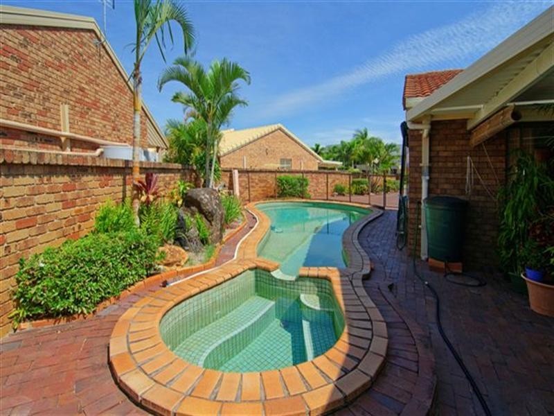 42 Pebble Beach Drive, Runaway Bay QLD 4216