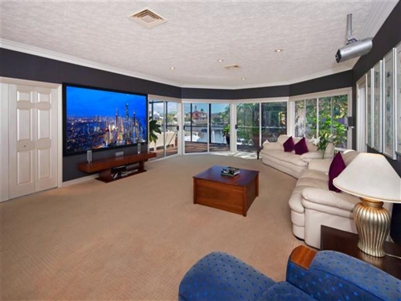 18-20 Nirvana Court, Runaway Bay QLD 4216