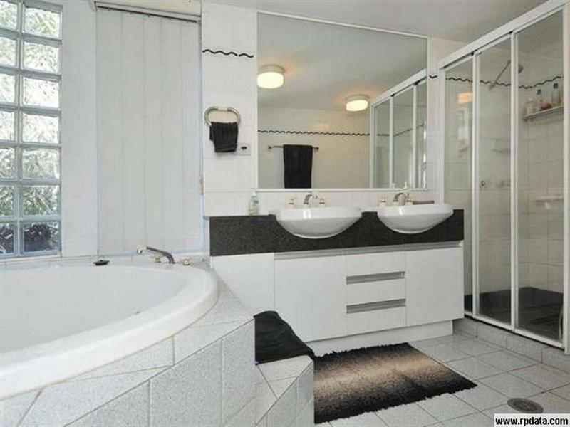 2/200-204 Marine Parade, Labrador QLD 4215