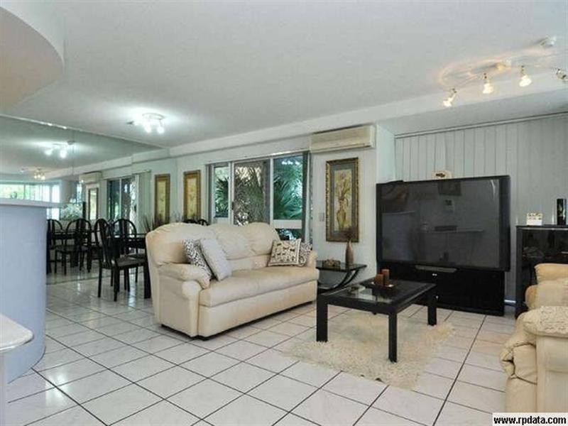 2/200-204 Marine Parade, Labrador QLD 4215