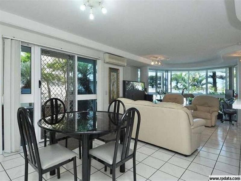 2/200-204 Marine Parade, Labrador QLD 4215