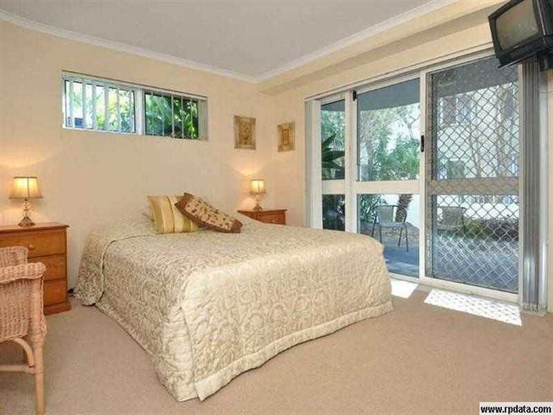 2/200-204 Marine Parade, Labrador QLD 4215