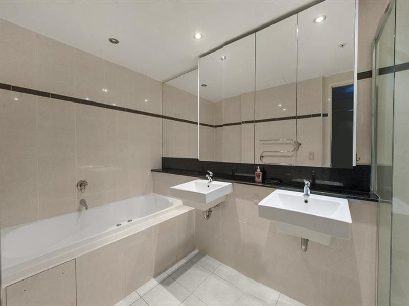 1 Como Crescent, Southport QLD 4215