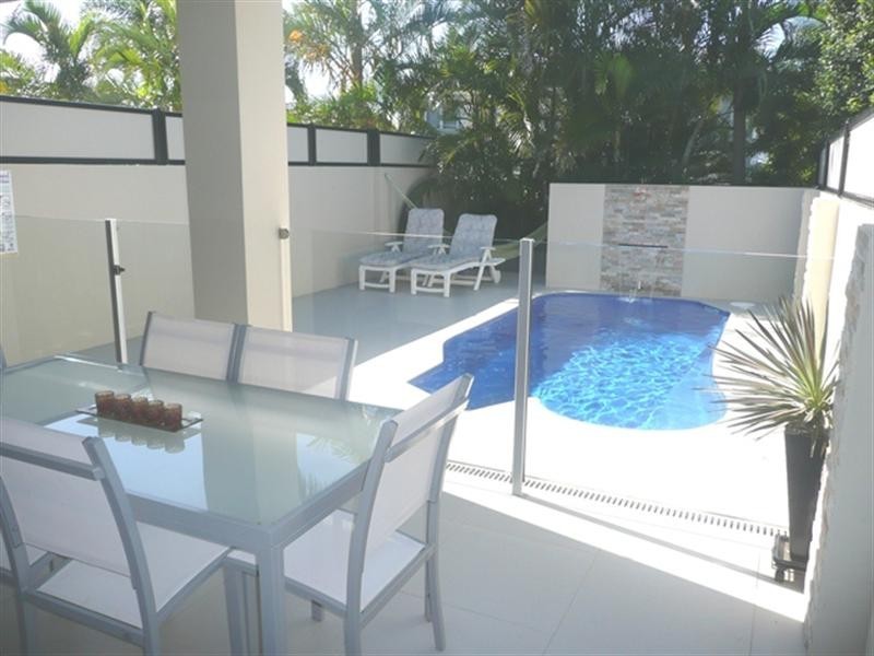 2/15 Jennifer Avenue, Runaway Bay QLD 4216