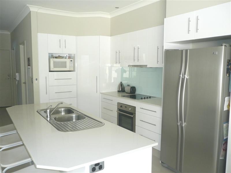 2/15 Jennifer Avenue, Runaway Bay QLD 4216