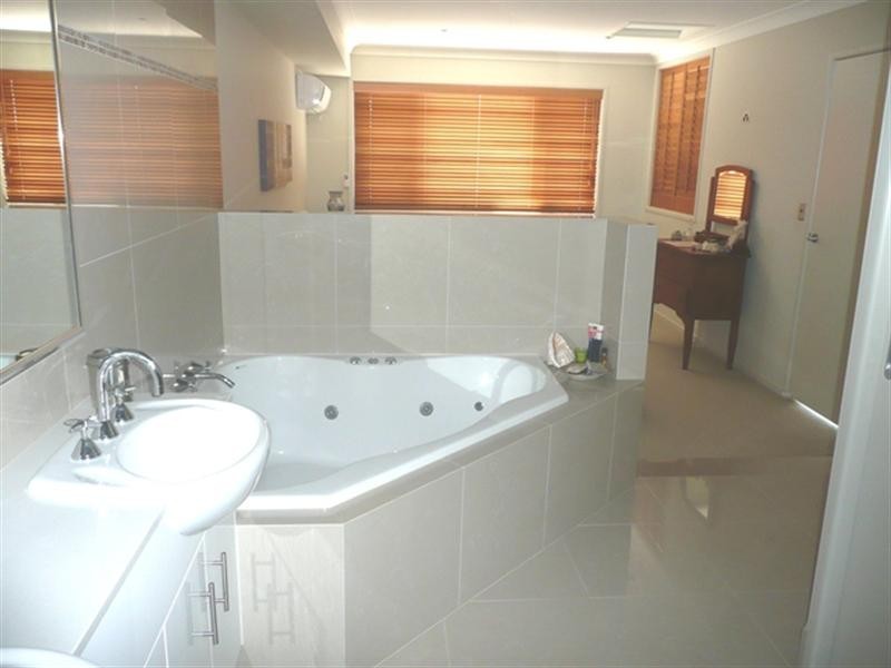 2/15 Jennifer Avenue, Runaway Bay QLD 4216