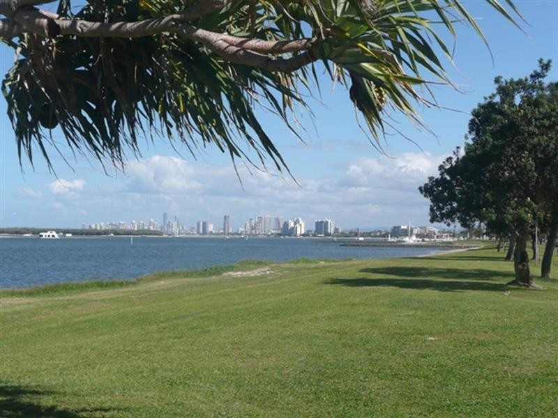 2/15 Jennifer Avenue, Runaway Bay QLD 4216