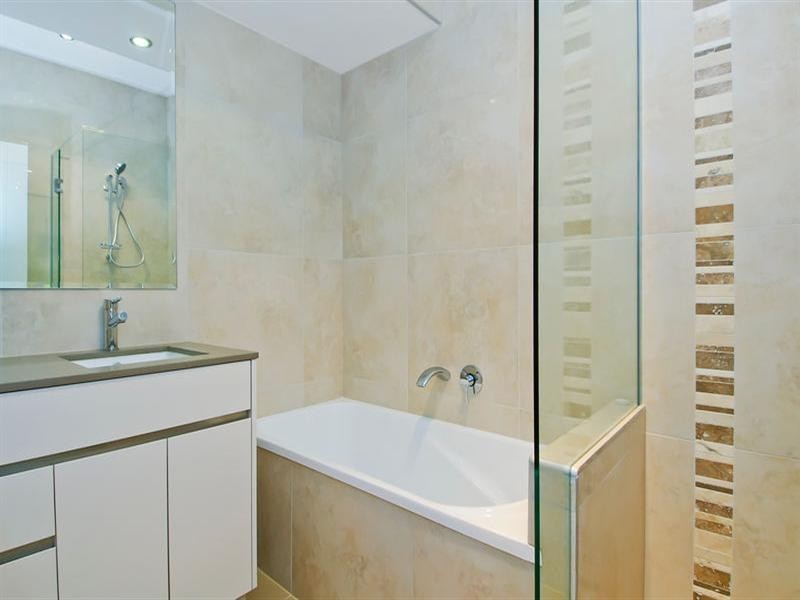 2/30 Anglers Esplanade, Runaway Bay QLD 4216