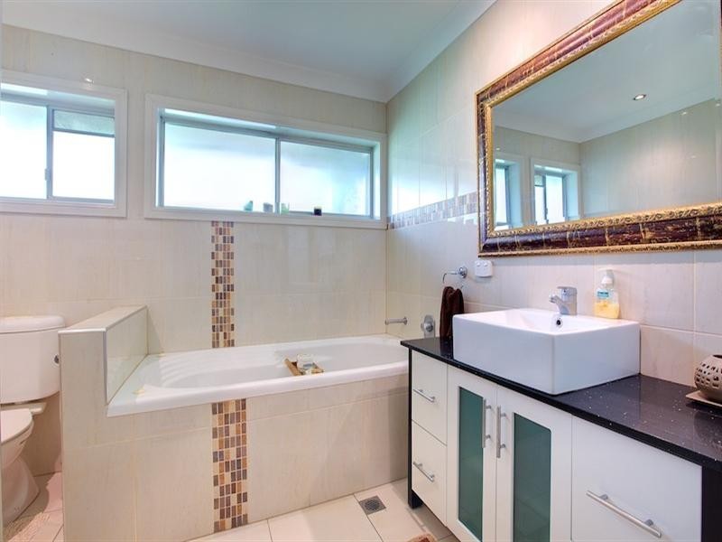 6 Namatjira Street, Paradise Point QLD 4216