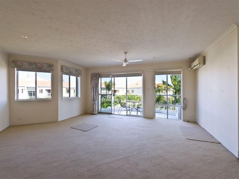 11/4 Madang Crescent, Runaway Bay QLD 4216