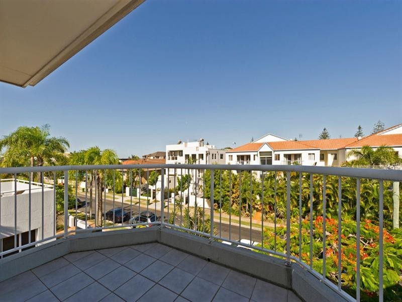 11/4 Madang Crescent, Runaway Bay QLD 4216