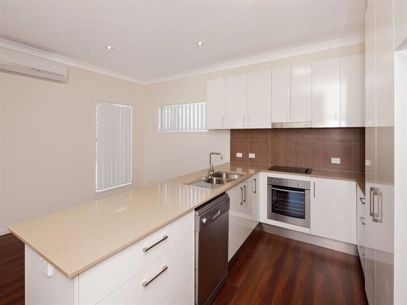 18 Fourth Avenue, Labrador QLD 4215