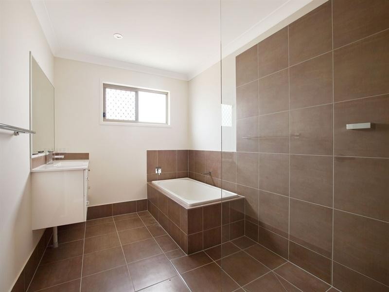 18 Fourth Avenue, Labrador QLD 4215