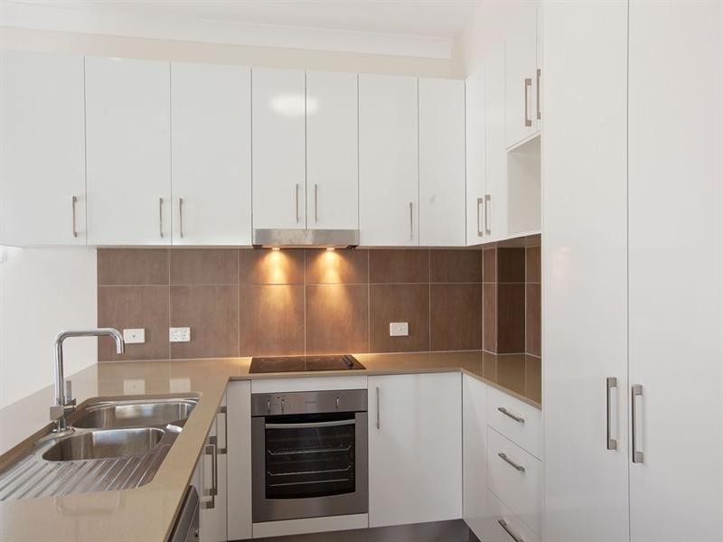 18 Fourth Avenue, Labrador QLD 4215