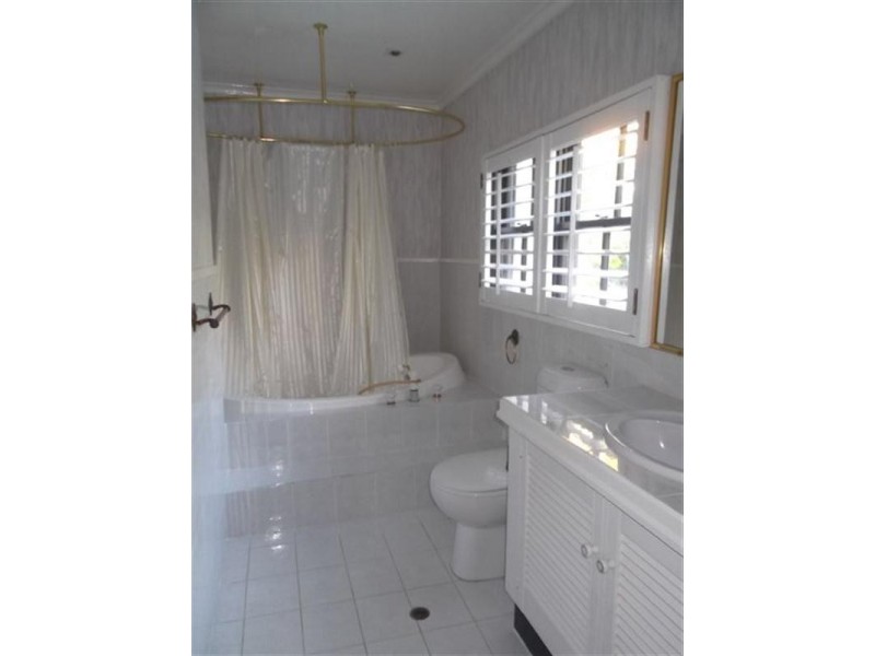 2 Bellview Crescent, Ashmore QLD 4214