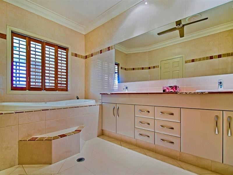 2/36 Anglers Esplanade, Runaway Bay QLD 4216