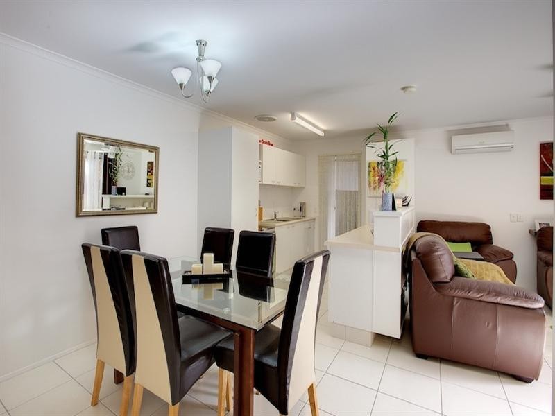 2/11 Wirth Terrace, Highland Park QLD 4211